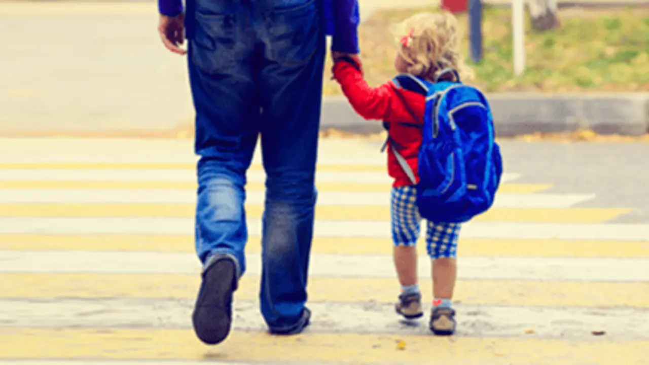  Ni&ntilde;o acude al colegio. Imagen de archivo 