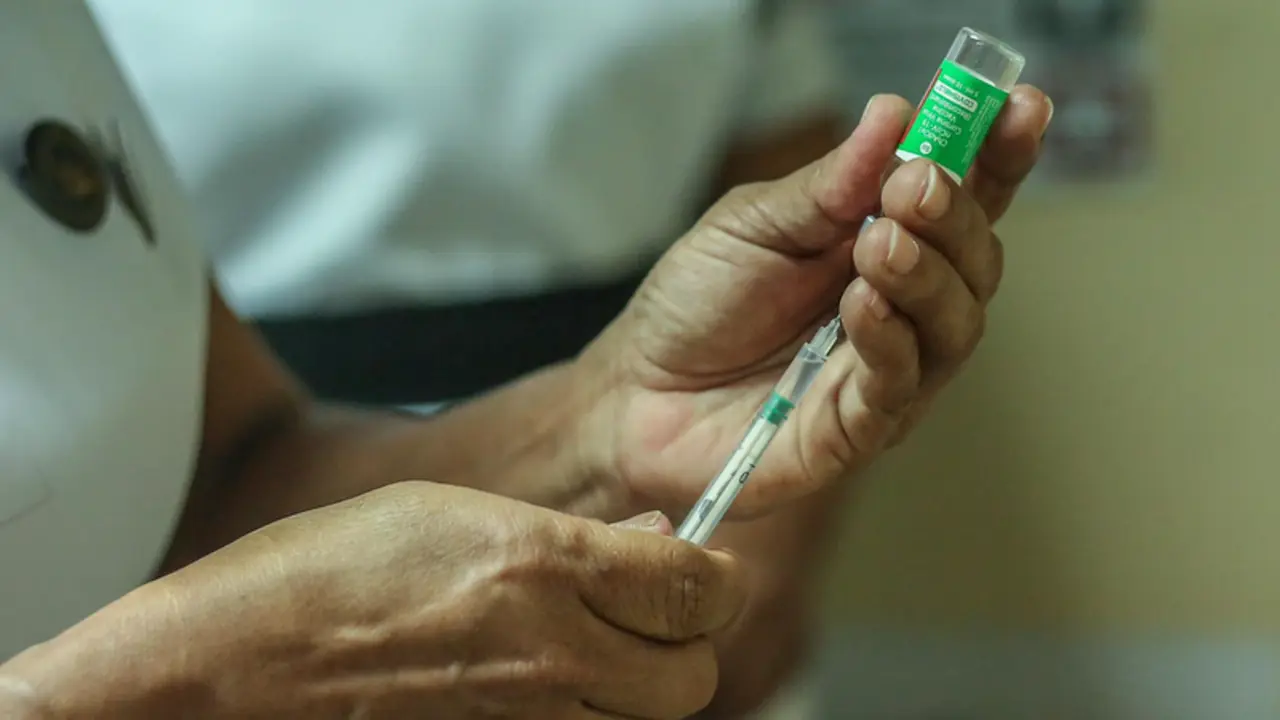  29 January 2021, Sri Lanka, Colombo: A health worker prepares a dose of the Oxford/AstraZeneca coronavirus (COVID-19) vaccine at The National Hospital Colombo. Photo: Pradeep Dambarage/ZUMA Wire/dpa - Pradeep Dambarage/ZUMA Wire/dpa 