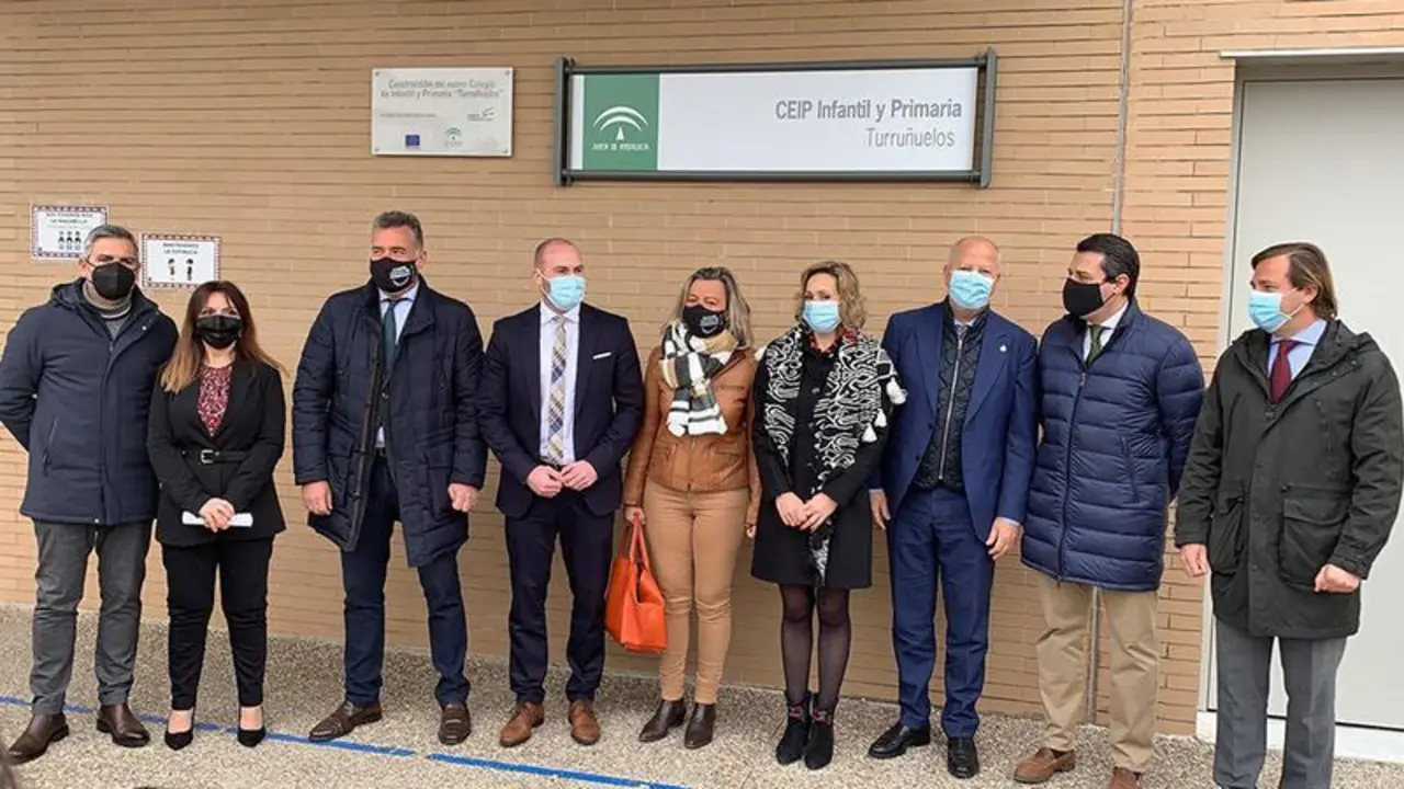  El consejero de Educaci&oacute;n y Deporte, Javier Imbroda, con los responsables del colegio Turru&ntilde;uelos de C&oacute;rdoba 