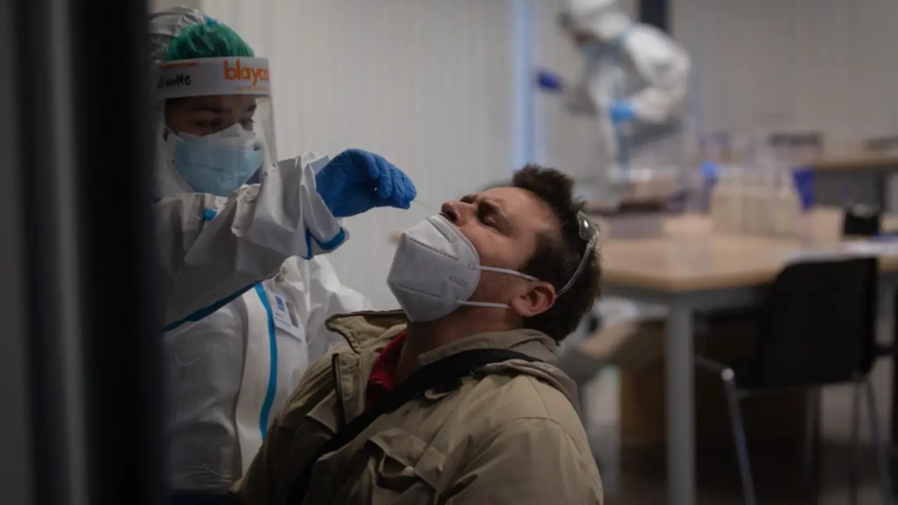  Un hombre recibe una prueba PCR en un dispositivo de cribados masivos. - David Zorrakino - Europa Press 