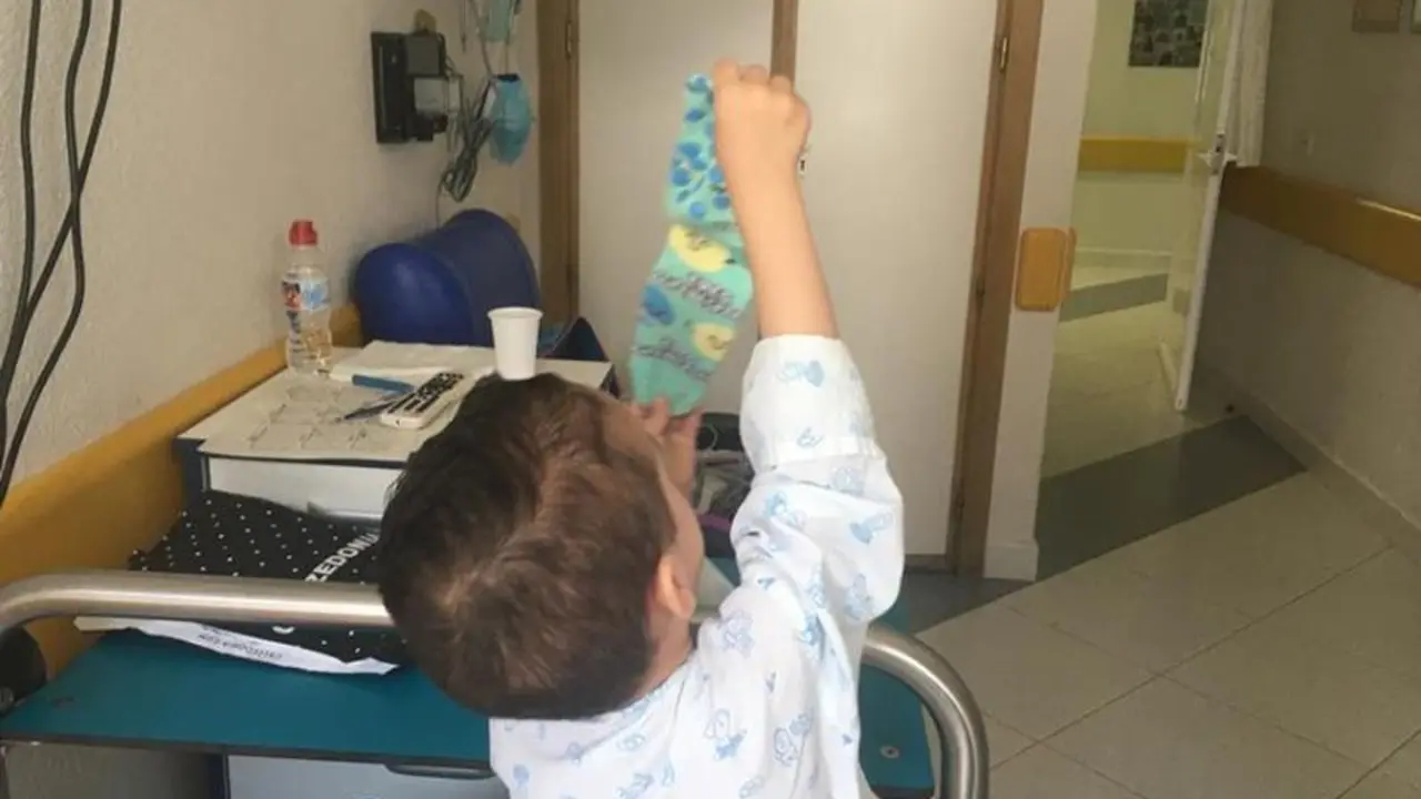  Ni&ntilde;o con los calcetines de Calzedonia 