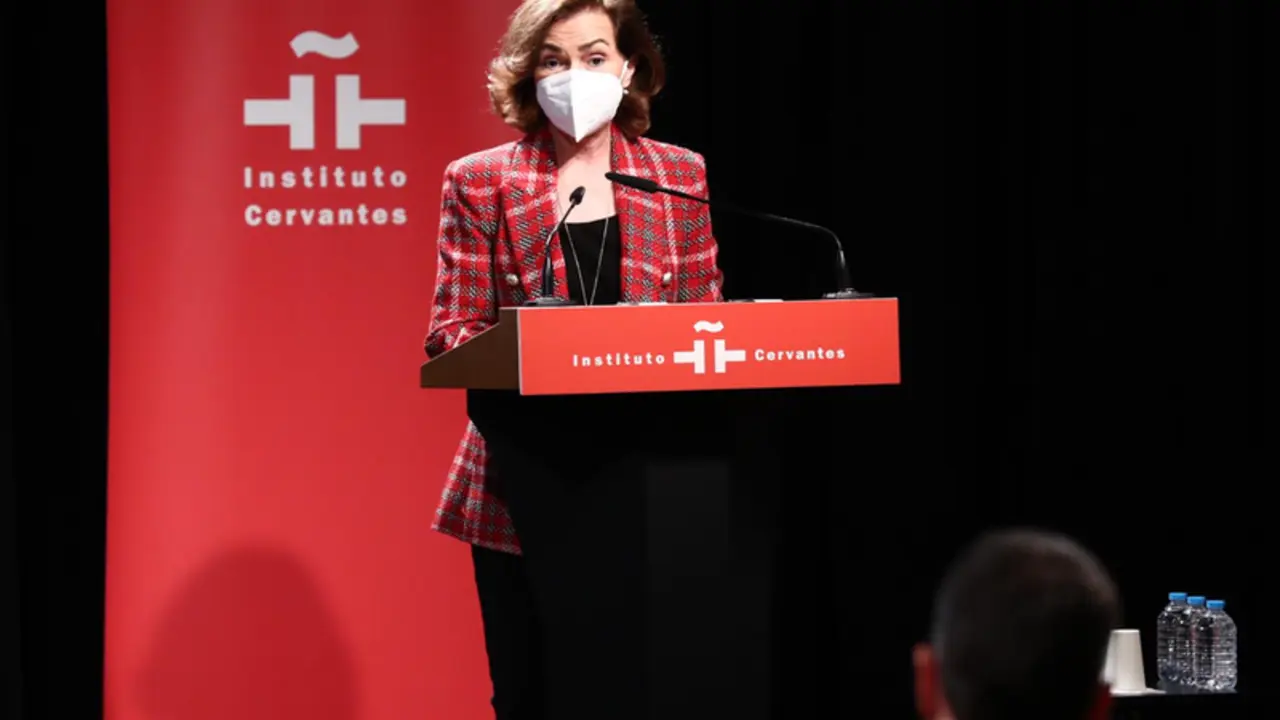  La vicepresidenta primera y ministra de la Presidencia, Relaciones con las Cortes y Memoria Democr&aacute;tica, Carmen Calvo interviene en la jornada 'Los retos de la democracia hoy'. - Moncloa 