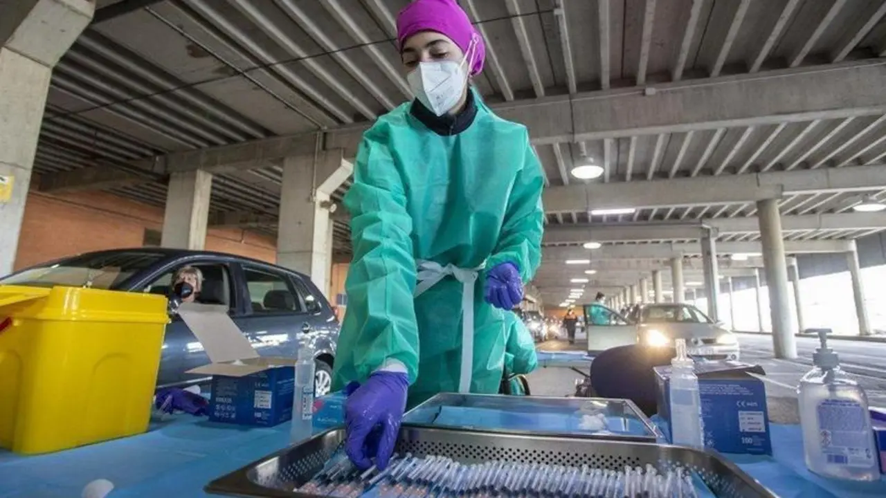  Una sanitaria en el estadio Colombino de Huelva, zona habilitada para la vacunaci&oacute;n. // EP 