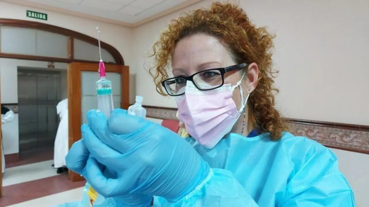  Sanitaria con dosis de la vacuna contra el Covid-19. 