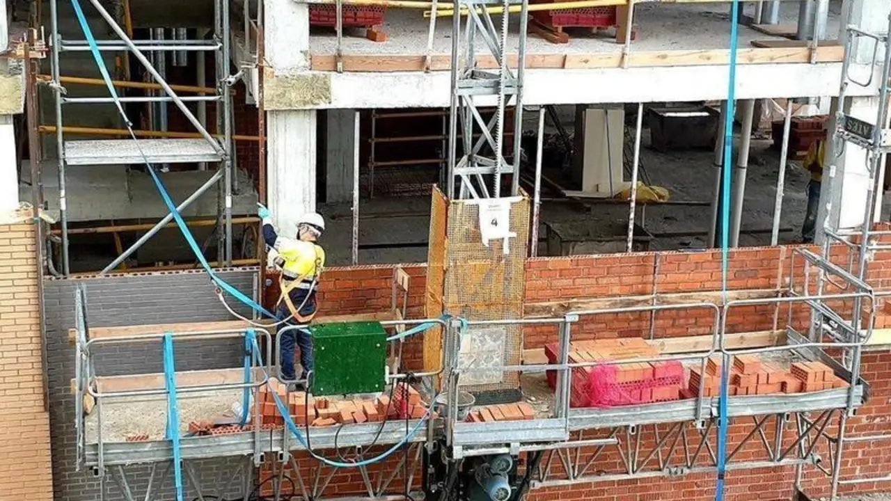  Trabajador subido en un andamio. // Twitter. 