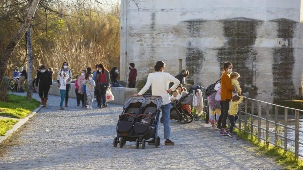  Gente observando el r&iacute;o. - Jos&eacute; Le&oacute;n. 
