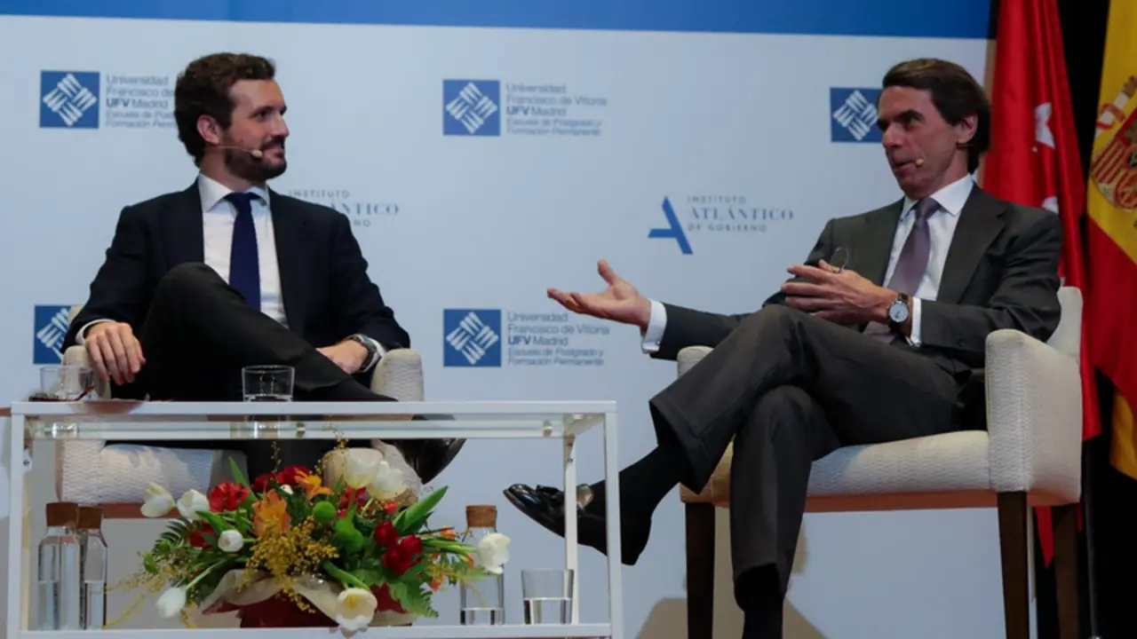  Archivo - El presidente del Partido Popular, Pablo Casado, y el expresidente del Gobierno, Jos&eacute; Mar&iacute;a Aznar, durante el di&aacute;logo `Espa&ntilde;a ante un cambio de r&eacute;gimenen el Auditorio de la Universidad Francisco de Vitoria, en Madrid (Espa&ntilde;a), a 28 de enero de - Jes&uacute;s Hell&iacute;n - Europa Press - Archivo 