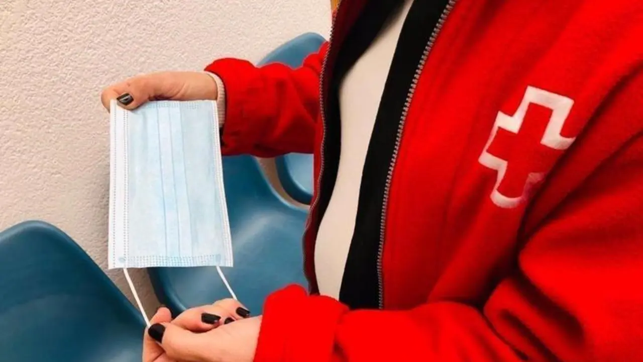  Cruz Roja reparte mascarillas quir&uacute;rgica entre familias en situaci&oacute;n de vulnerabilidad - CRUZ ROJA 