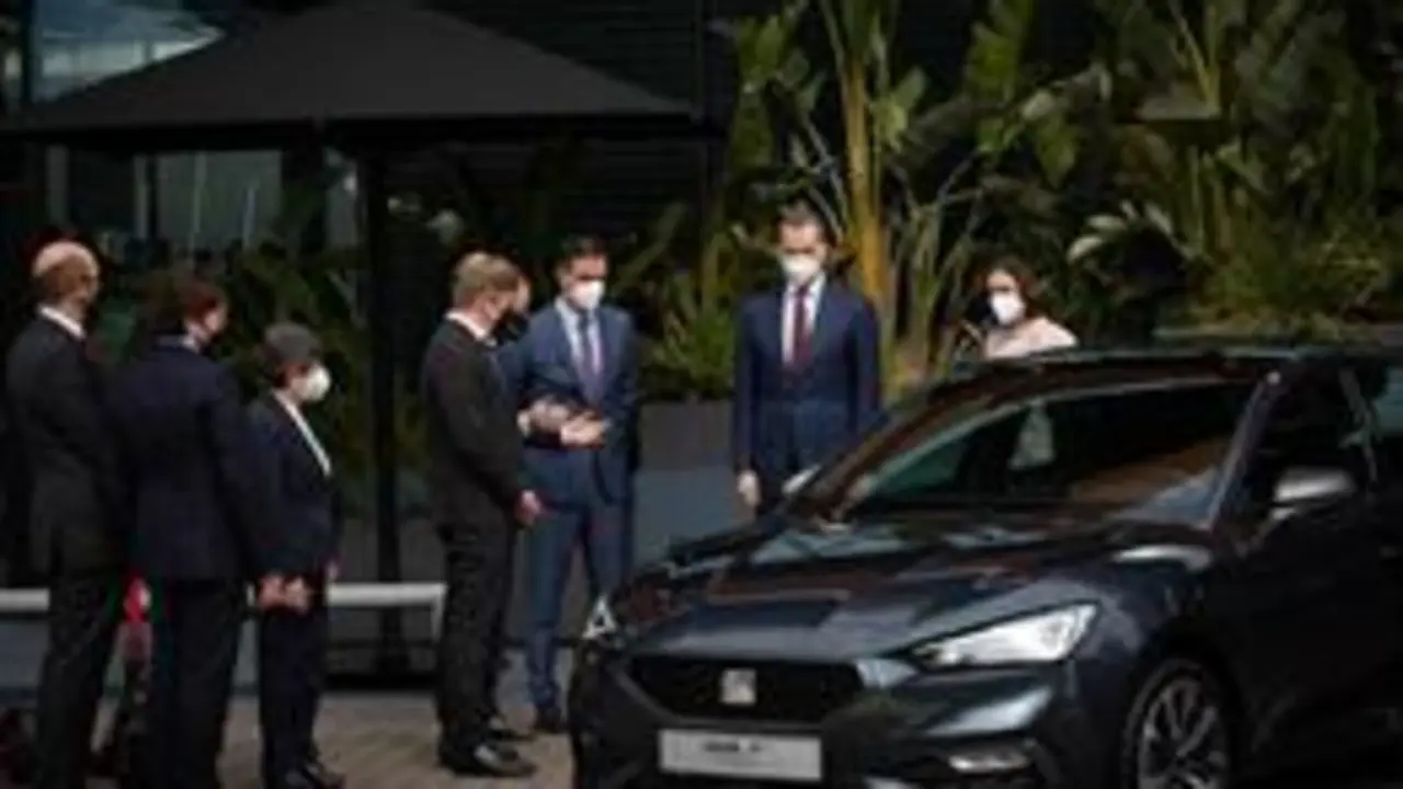  El presidente del Gobierno, Pedro S&aacute;nchez (6i), y el Rey Felipe VI (2d) a su llegada a las instalaciones que el fabricante automovil&iacute;stico SEAT tiene en Martorell con motivo de haberse cumplido 70 a&ntilde;os de su creaci&oacute;n, en Martorell, Barcelona, Catalunya (E - David Zorrakino - Europa Press 
