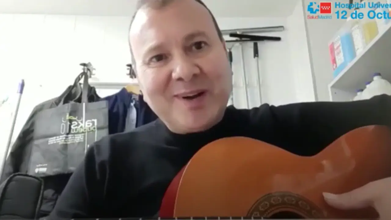  Juan Carlos anima con su guitarra 