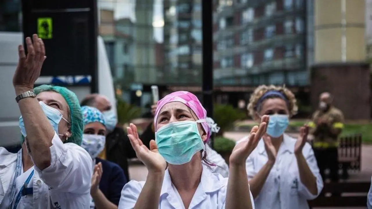  Sanitarios aplaudiendo. 