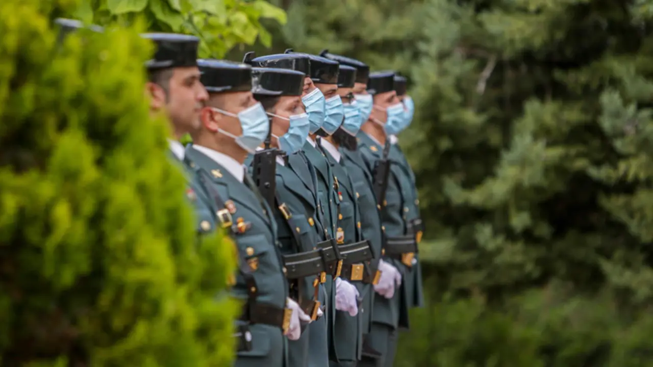  Archivo - Agentes de la Guardia Civil protegidos con mascarillas durante el acto de incorporaci&oacute;n de los guardias civiles en pr&aacute;cticas a la Comunidad de Madrid, en Tres Cantos, Madrid (Espa&ntilde;a), a 1 de julio de 2020. - Ricardo Rubio - Europa Press - Archivo 