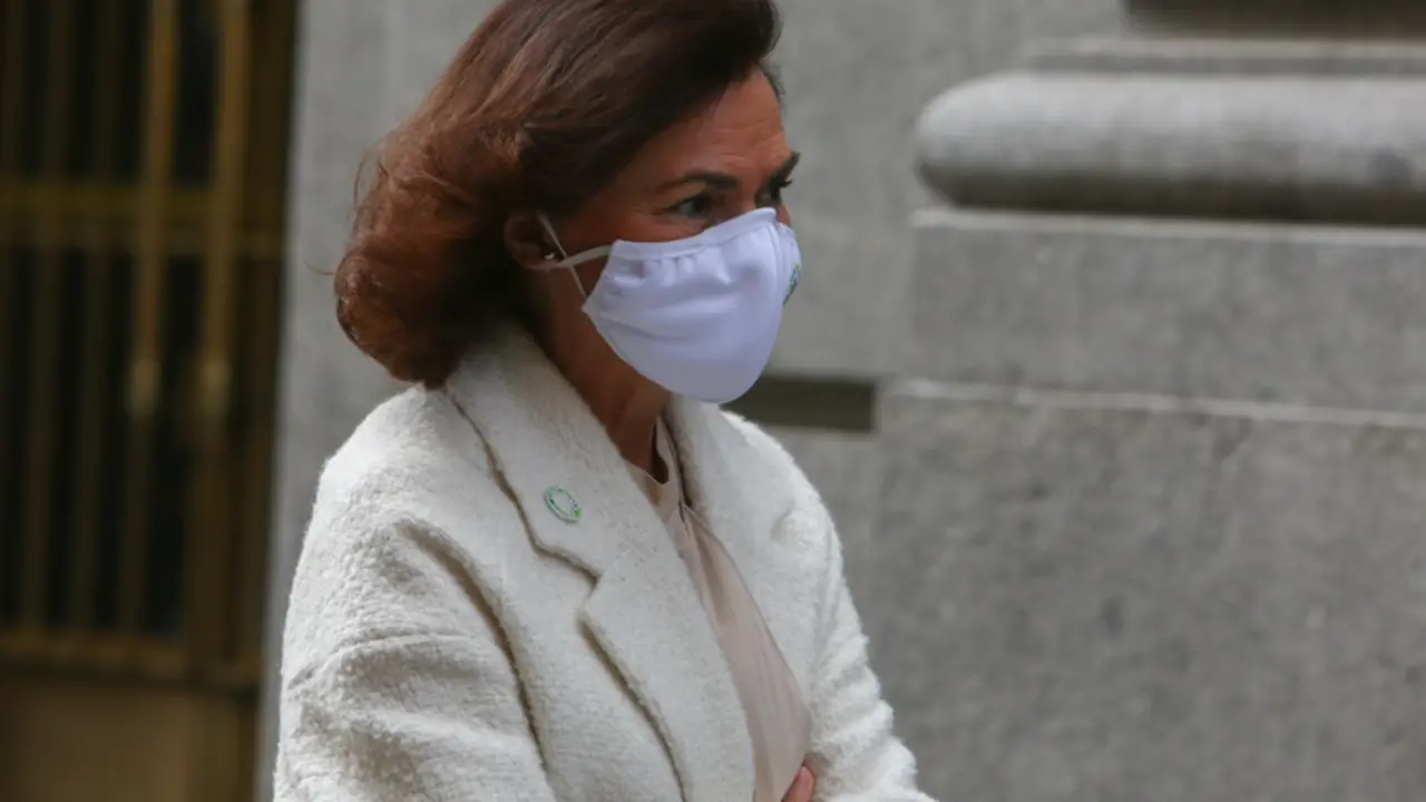  La vicepresidenta primera y ministra de la Presidencia, Relaciones con las Cortes y Memoria Democr&aacute;tica, Carmen Calvo a su llegada a la presentaci&oacute;n de una jornada de debate del informe 'Madre no hay m&aacute;s que una: monoparentalidad, g&eacute;nero y pobreza infanti - Ricardo Rubio - Europa Press 