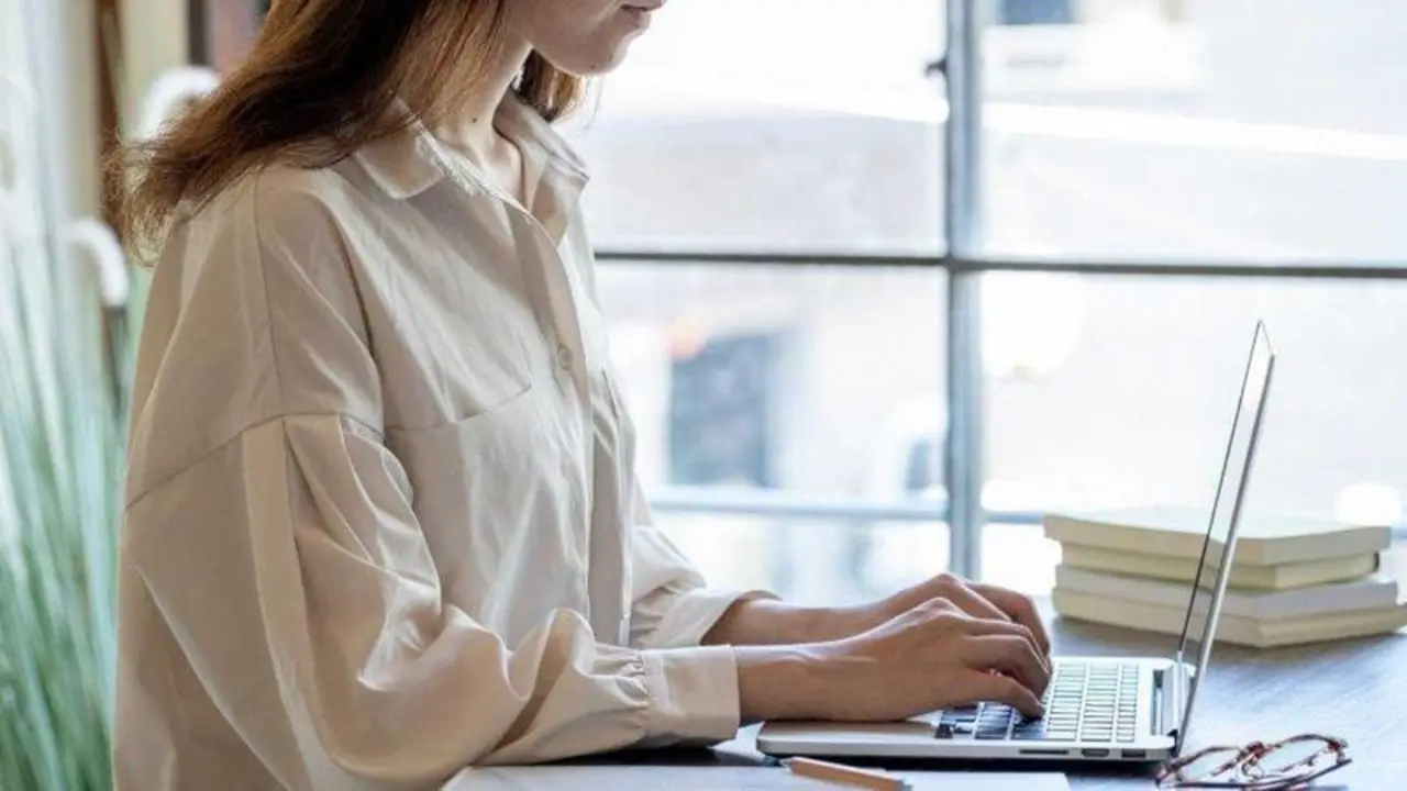  Una mujer teletrabajando.
Fuente: Istock. 