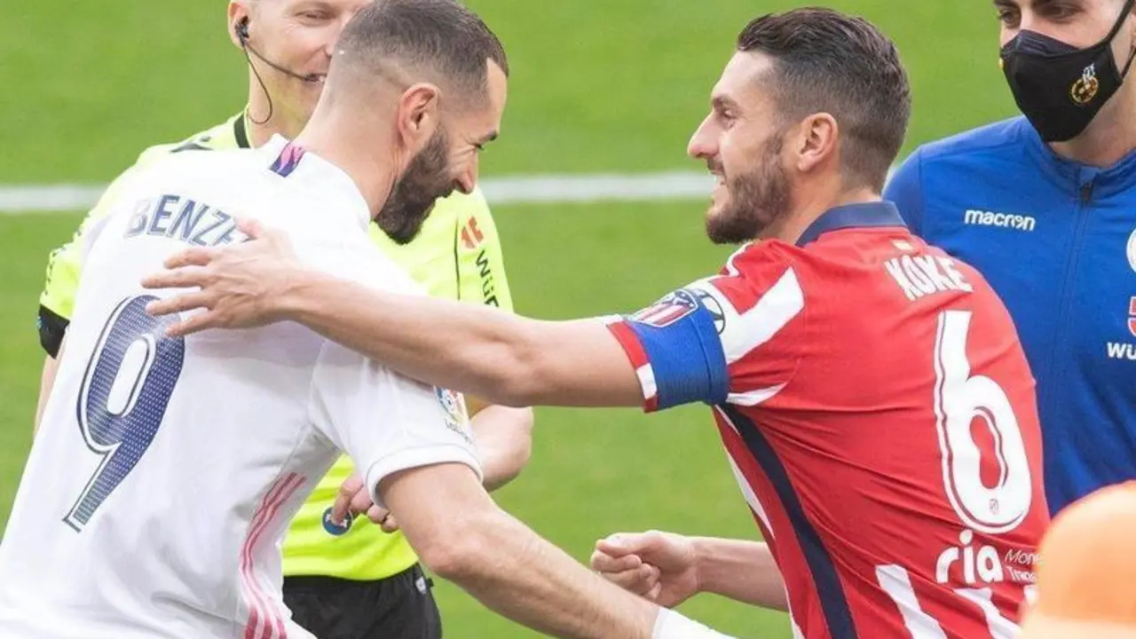  Benzema y Koke en el saludo inicial entre capitanes. // Twitter 