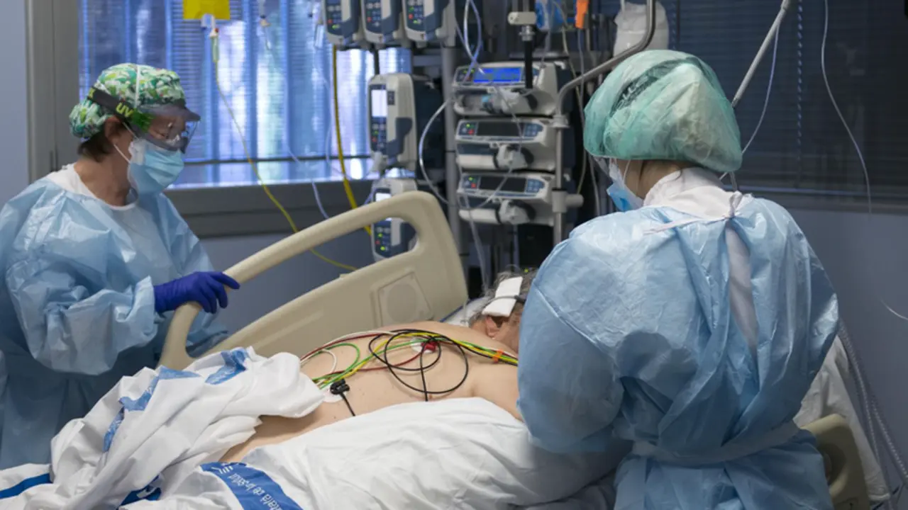  Personal sanitario atendiendo a un paciente ingresado en la Unidad de Cuidados Intensivos (UCI). 