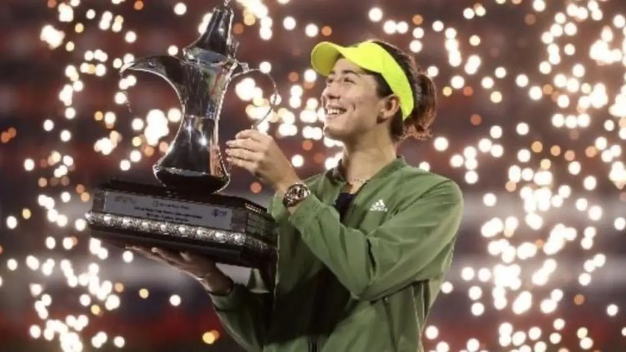  Garbi&ntilde;e Muguruza alta el trofeo en Dubai | @wta 