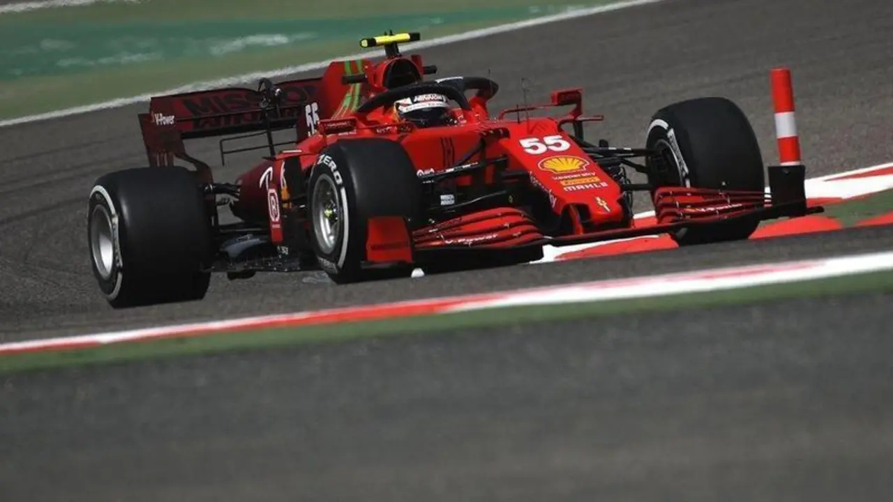 Carlos Sainz conduciendo el SF21 en los test de Bahrein