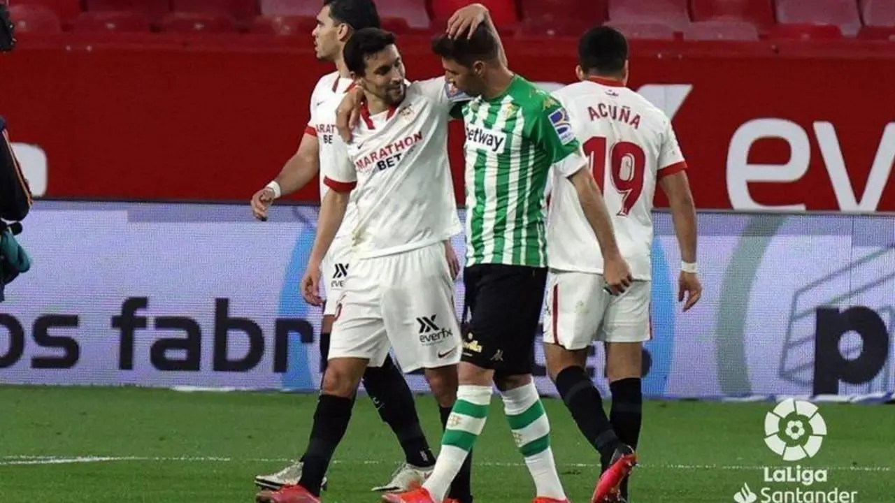 Los capitanes del Sevilla y Betis, Jes&uacute;s Navas y Joaqu&iacute;n, al final del partido. // Twitter