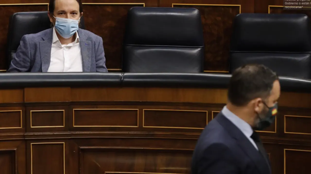  Archivo - El presidente de Vox, Santiago Abascal (d), pasa delante del esca&ntilde;o del vicepresidente tercero del Gobierno, Pablo Iglesias - Pool - Archivo 