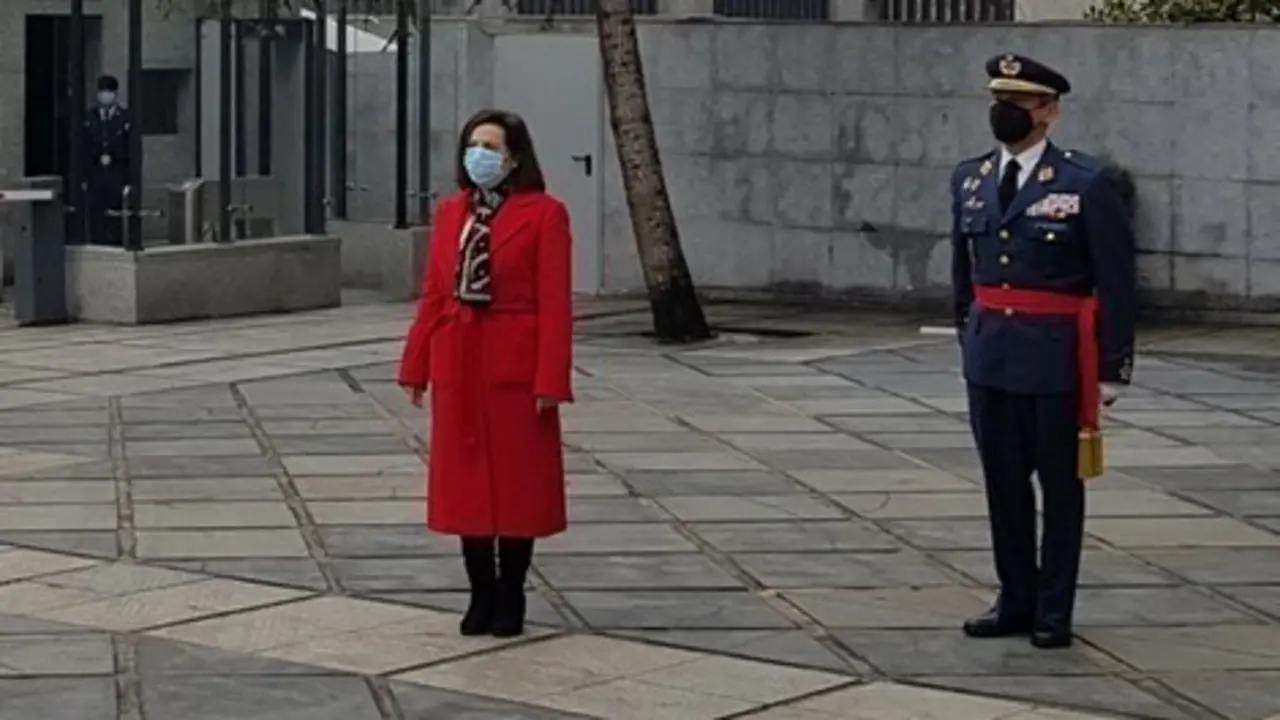  La ministra de Defensa, Margarita Robles, y el JEMAD saliente, general del Aire, Miguel &Aacute;ngel Villarroya. // Twitter 