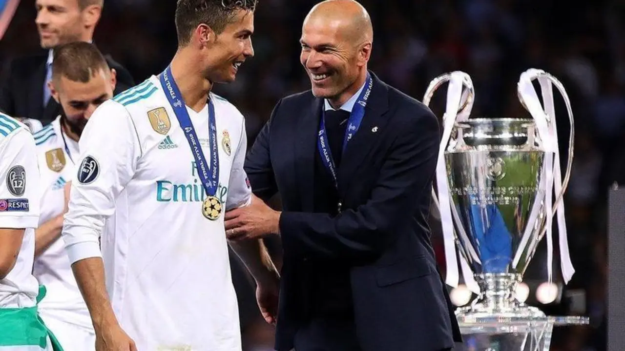  Cristiano Ronaldo y Zidane tras ganar la Champions en Kiev (2018). // Twitter 
