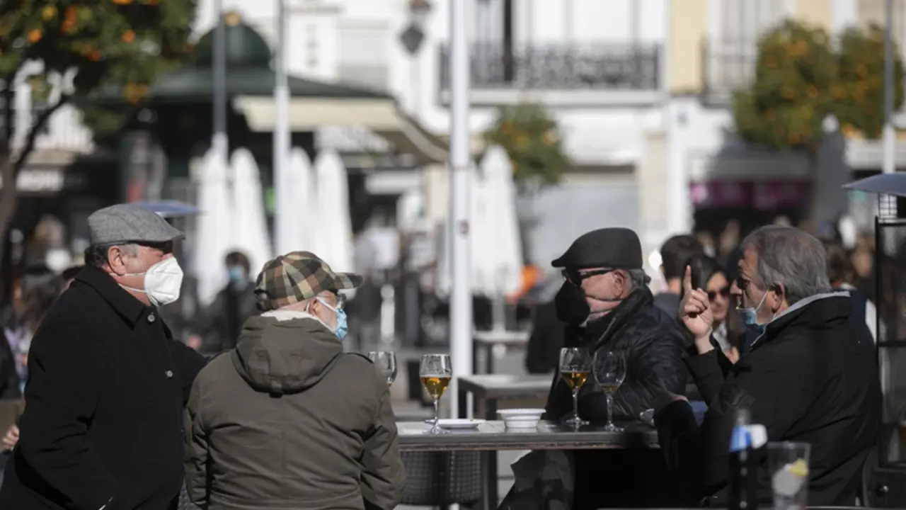  Archivo - Personas en la terraza de un bar, en Sevilla - Mar&iacute;a Jos&eacute; L&oacute;pez - Europa Press - Archivo 