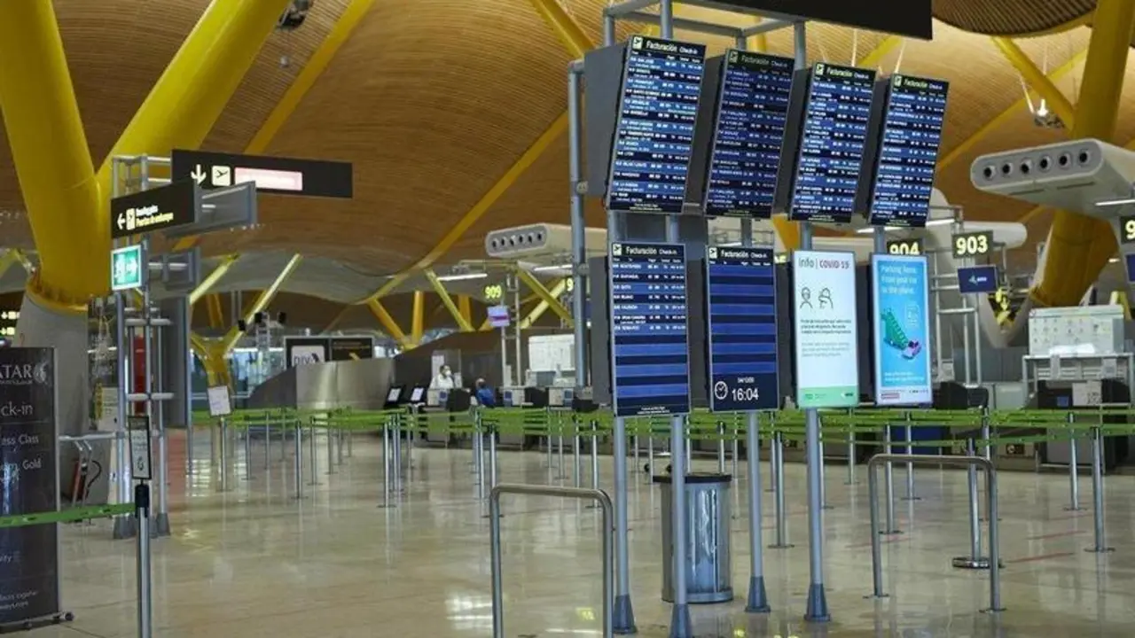  Paneles informativos en la terminal T4 del Aeropuerto Adolfo Su&aacute;rez Madrid-Barajas - Jes&uacute;s Hell&iacute;n - Europa Press 