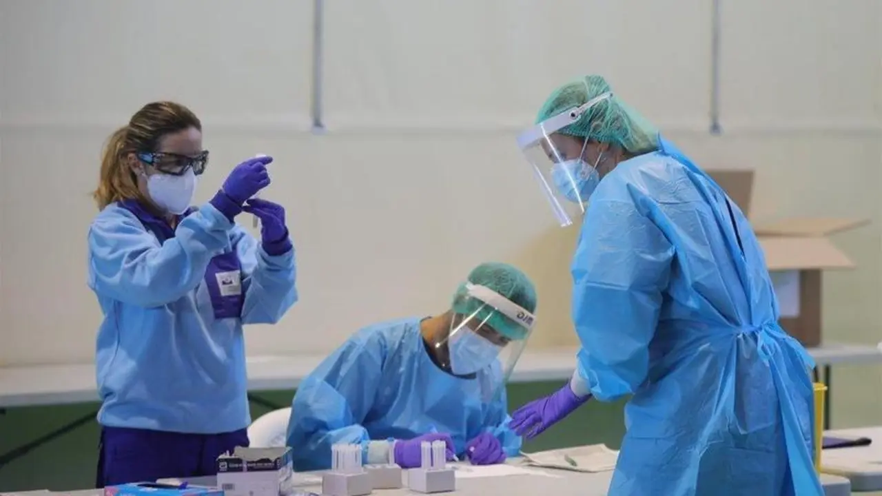  Sanitarios realizando pruebas contra la Covid-19. 
