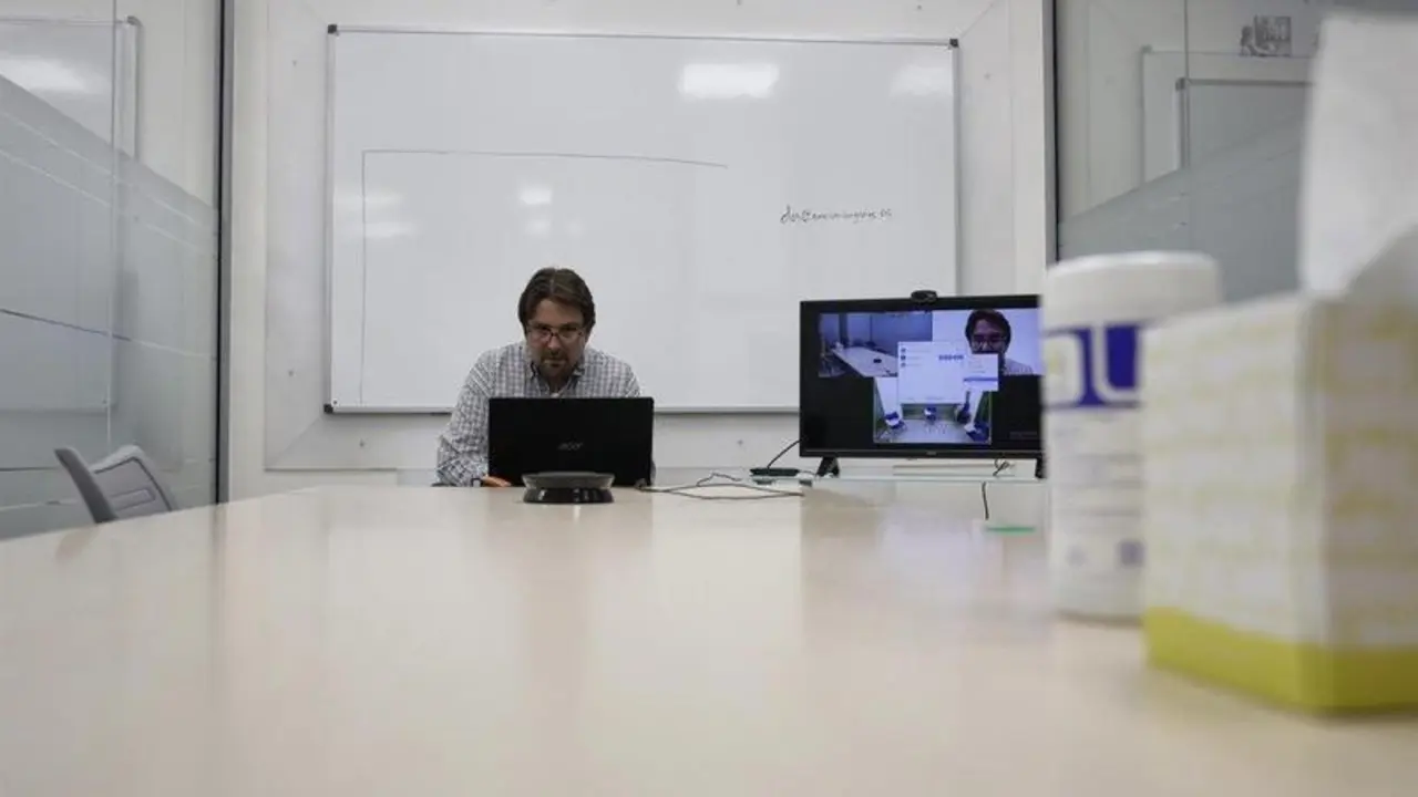  Archivo - Un profesor da una clase de forma telem&aacute;tica en la Academia de Ingl&eacute;s American Language Academy, en Madrid - Jes&uacute;s Hell&iacute;n - Europa Press - Archivo 