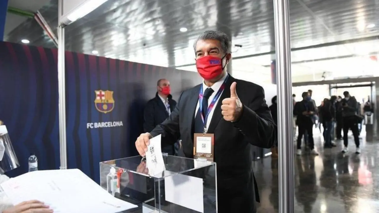  Joan Laporta votando en las elecciones del F.C. Barcelona 