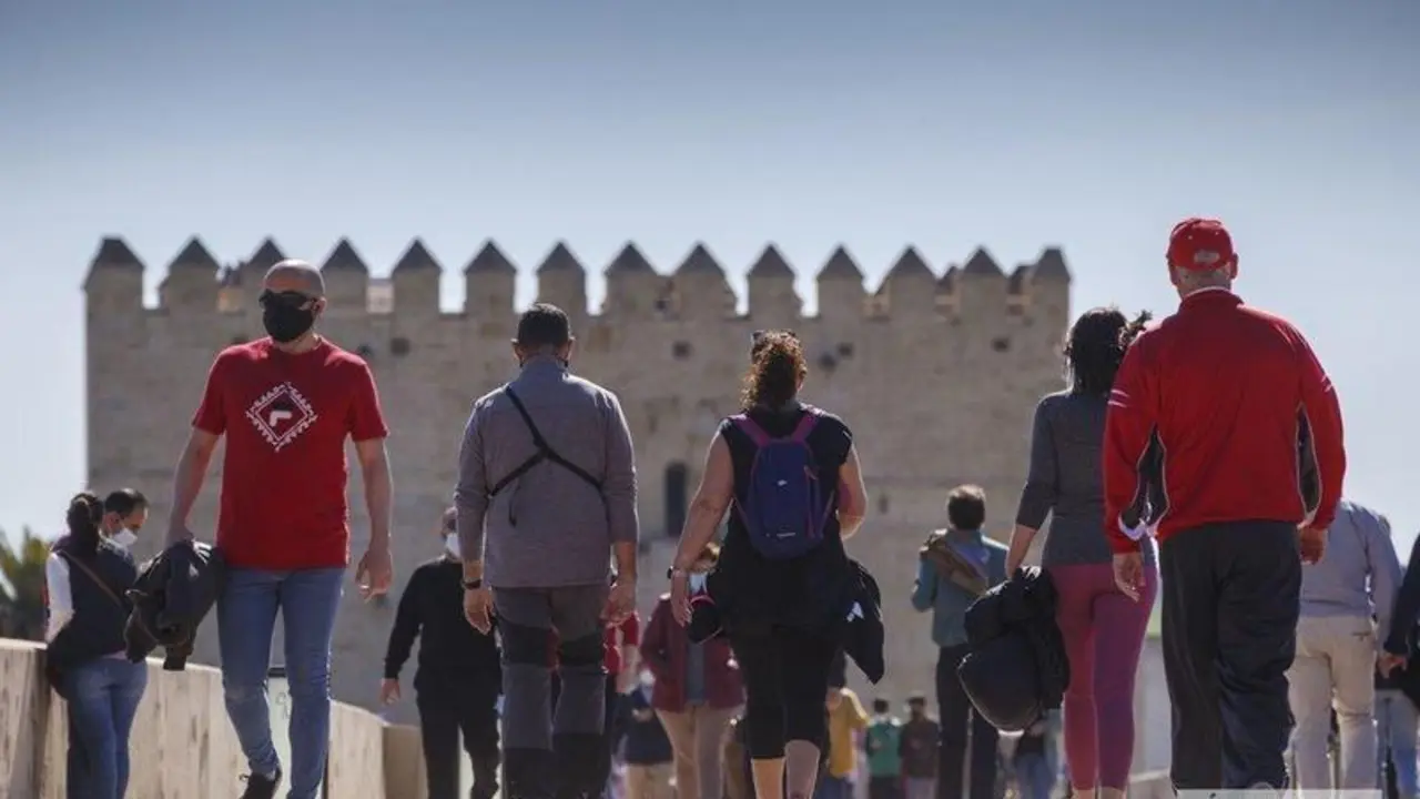  Gente paseando por Puente Romano. / Jos&eacute; Le&oacute;n. 