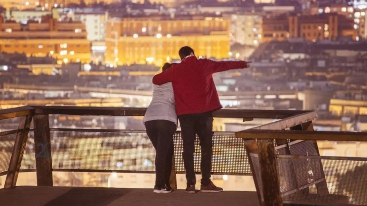  Pareja contemplando la ciudad de C&oacute;rdoba. - Jos&eacute; Le&oacute;n. 