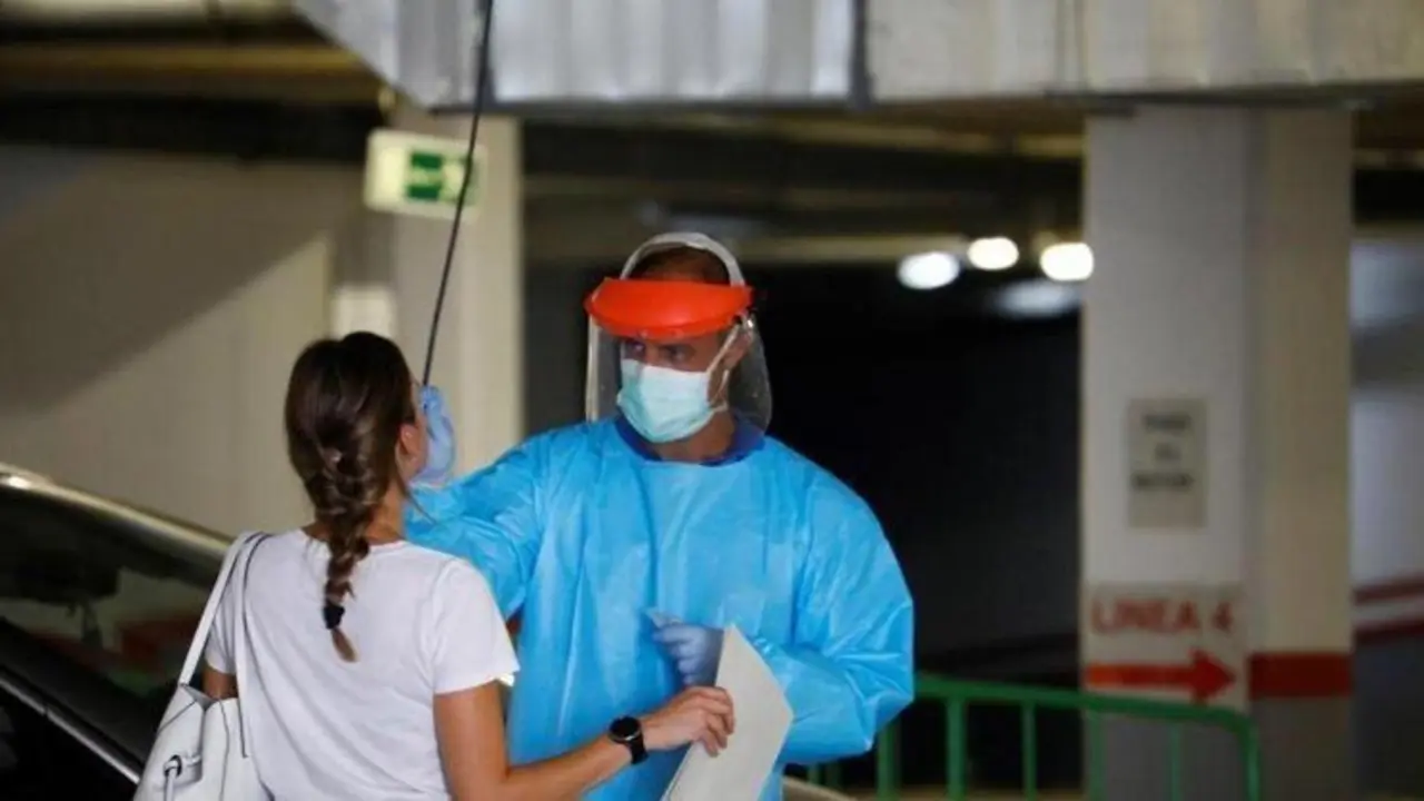  Un m&eacute;dico haciendo un test covid a una paciente en C&oacute;rdoba 