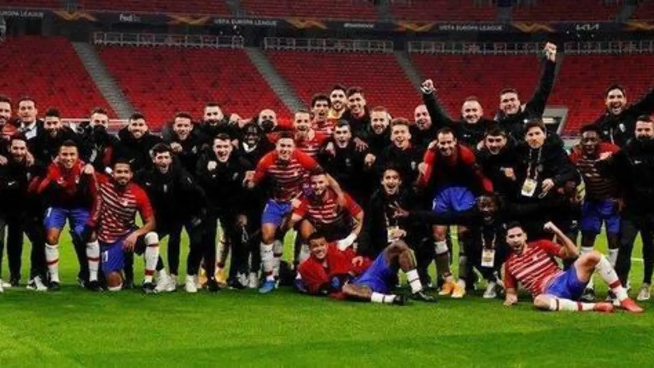  Los jugadores del Granada CF festejan su pase a cuartos de final de la Europa League. // Twitter 