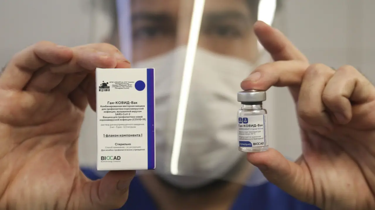  Un trabajador sanitario de Argentina ense&ntilde;a muestras de la vacuna contra el coronavirus Sputnik V, desarrollada en Rusia - Alan Monzon/ZUMA Wire/dpa 