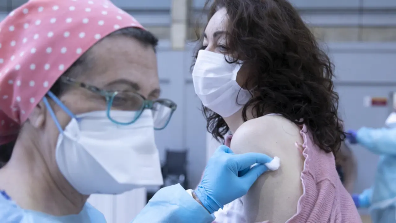  Personal sanitario durante la administraci&oacute;n de la primera dosis de la vacuna AstraZeneca contra la Covid-19 al personal de servicio de ayuda a domicilio en las instalaciones deportiva del pabell&oacute;n Sadus de la Universidad de Sevilla. En Sevilla (Andaluc&iacute;a - Mar&iacute;a Jos&eacute; L&oacute;pez - Europa Press 