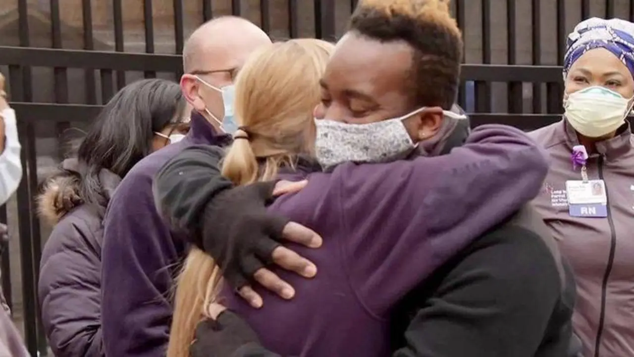  Reencuentro de John con los sanitarios que le cuidaron el a&ntilde;o pasado, recuperado de Twitter: @Bright1950start 