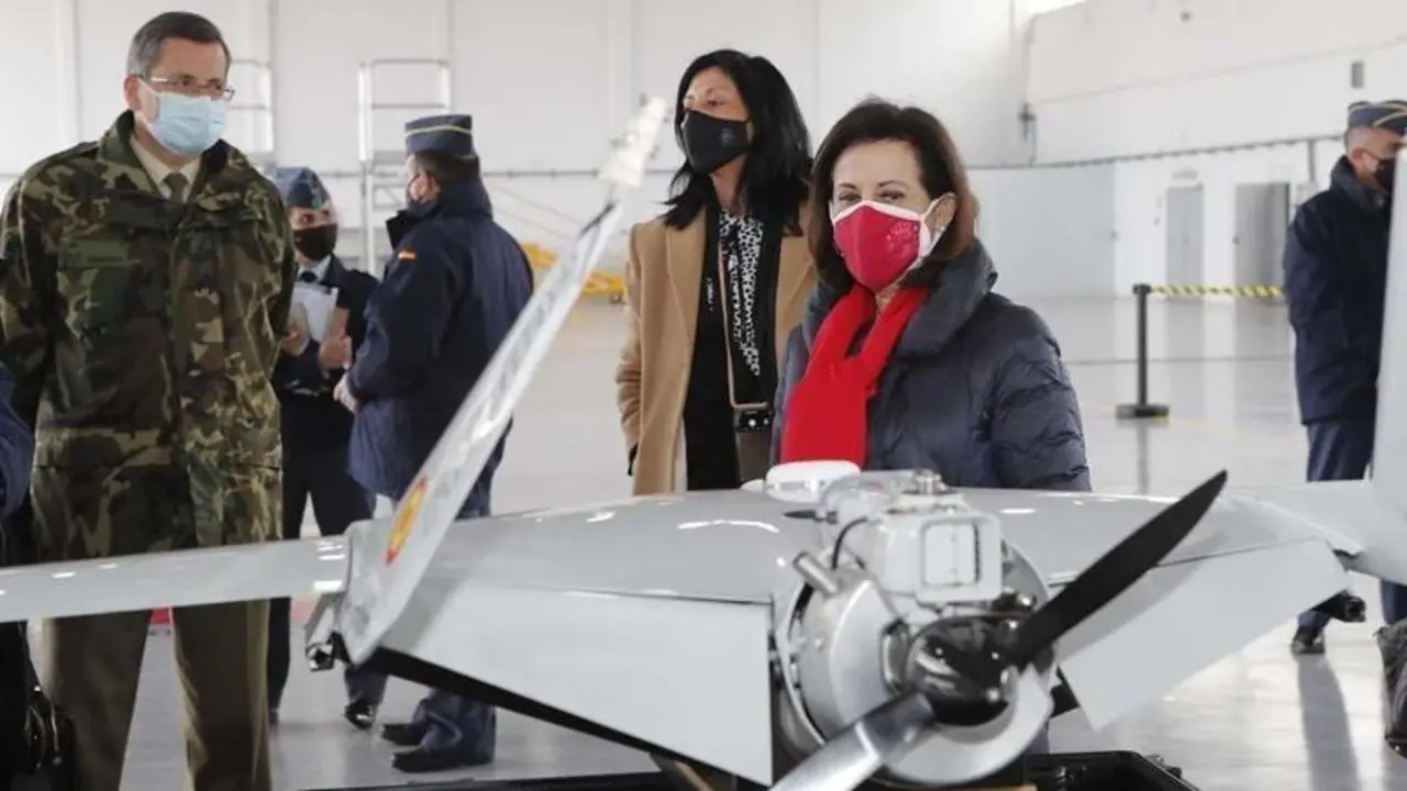  Margarita Robles en su visita a la Base A&eacute;rea de Matac&aacute;n. // Twitter 