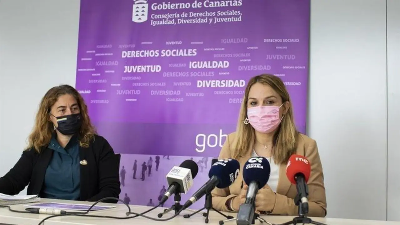  Las consejera y viceconsejera canarias de Derechos Sociales, Gemma Mart&iacute;nez, y la consejera canaria de Derechos Sociales, Noem&iacute; Santana, 