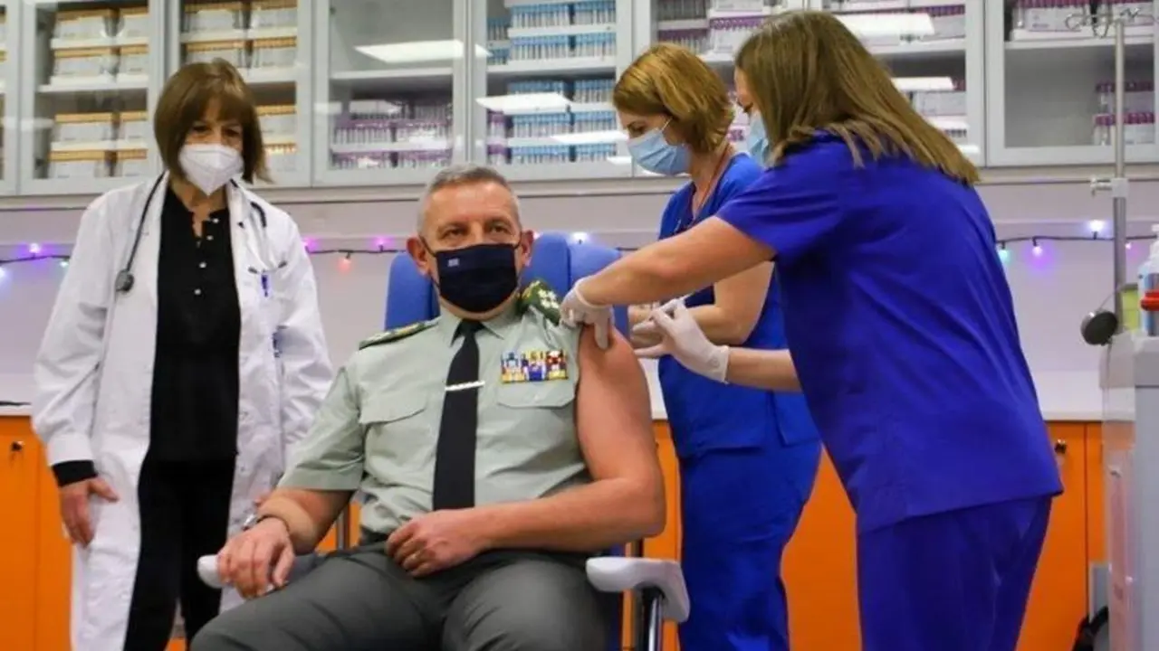  Los JEMAD y Jefes militares de pa&iacute;ses occidentales ya est&aacute;n siendo vacunados. // Twitter 