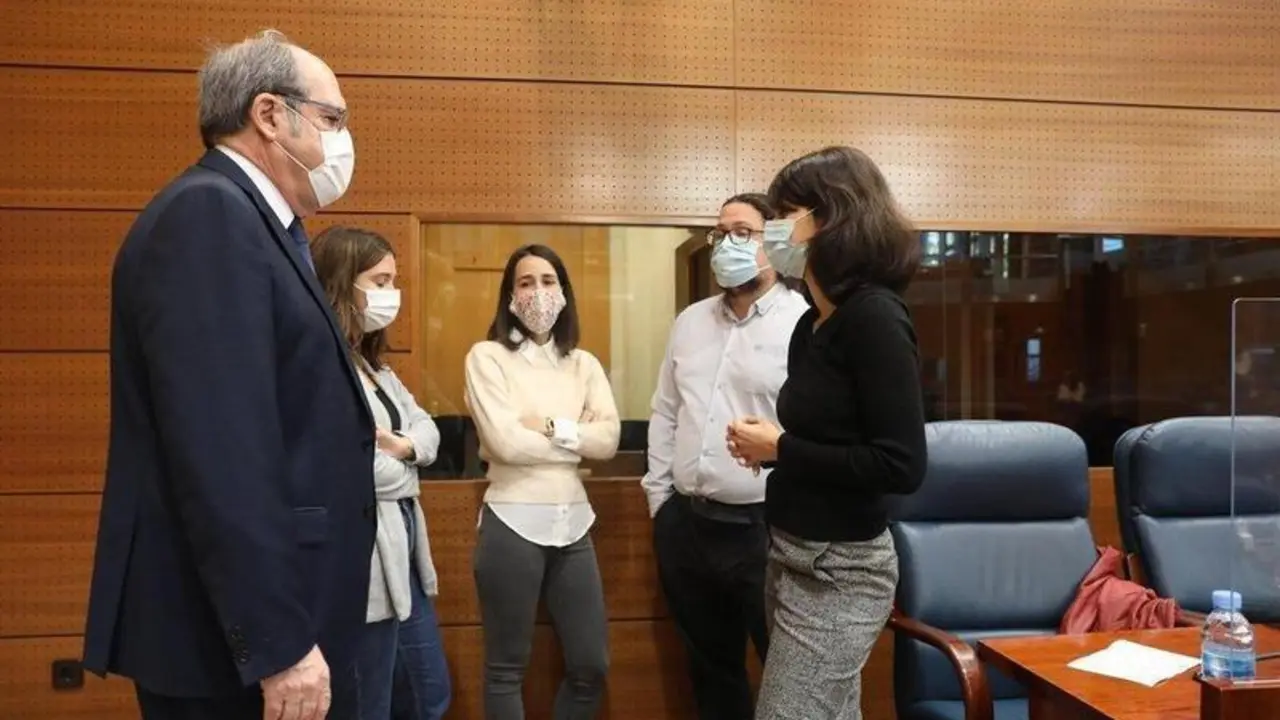  &Aacute;ngel Gabilondo (i) e Isa Serra (d) durante una sesi&oacute;n plenaria en la Asamblea de Madrid. // EP 
