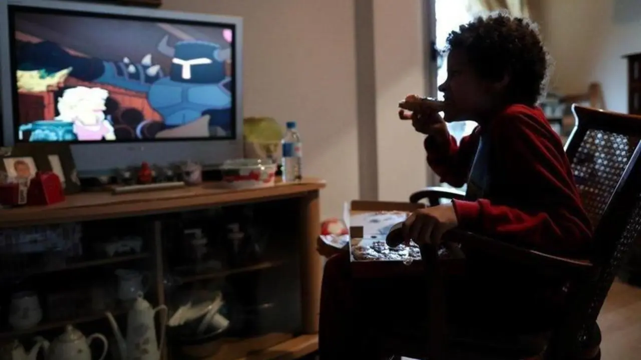  Archivo - Un ni&ntilde;o come un trozo de pizza mientras ve la televisi&oacute;n en su casa, en Madrid (Espa&ntilde;a) a 20 de marzo de 2020. - Jes&uacute;s Hell&iacute;n - Europa Press - Archivo 
