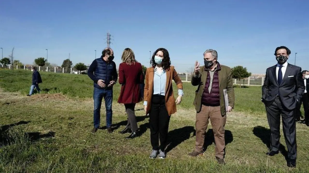  La presidenta de la Comunidad de Madrid, Isabel D&iacute;az Ayusoen el Parque de la Alh&oacute;ndiga, Getafe, - &Oacute;scar Ca&ntilde;as - Europa Press 