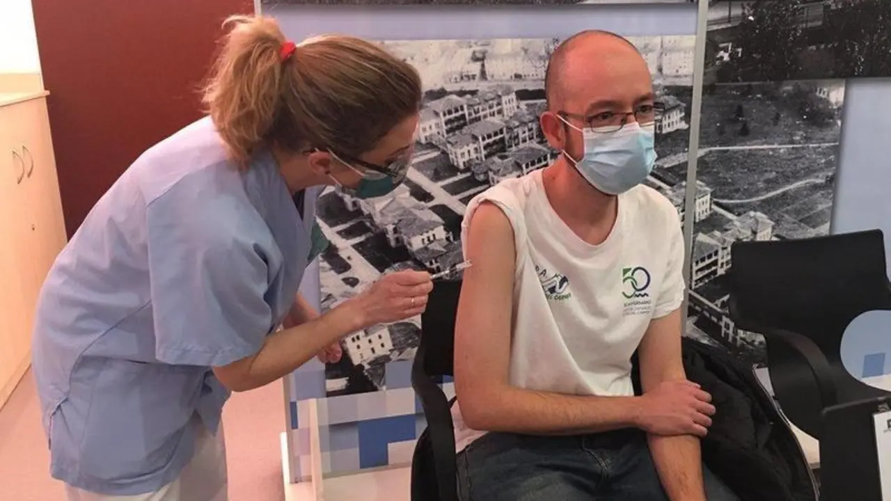  Cantabria reanudar&aacute; la vacunaci&oacute;n de profesores. // Twitter 