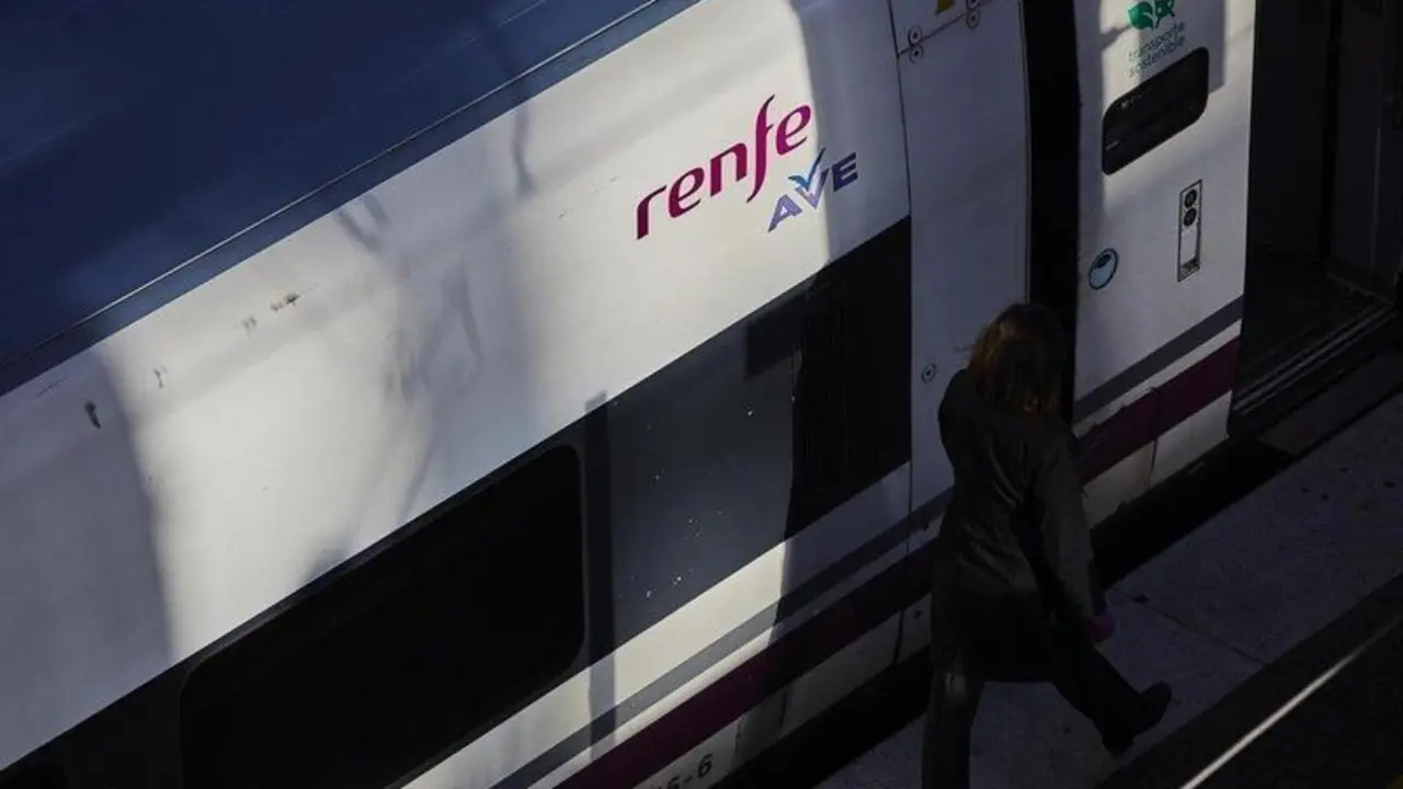  Archivo - Un viajero junto a un tren del AVE, en la Estaci&oacute;n de Madrid-Puerta de Atocha, en Madrid (Espa&ntilde;a) - Jes&uacute;s Hell&iacute;n - Europa Press - Archivo 