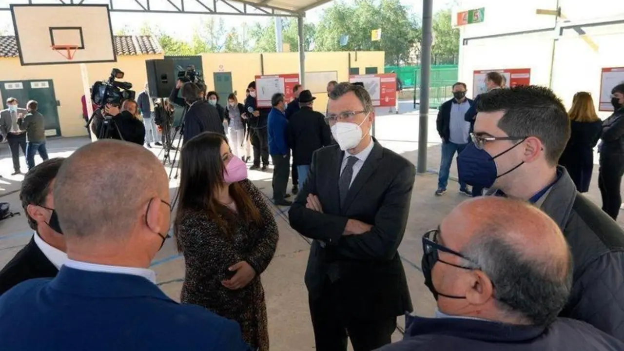 El Alcalde de Murcia, Jos&eacute; Ballesta, en una visita a un colegio p&uacute;blico. // Twitter
