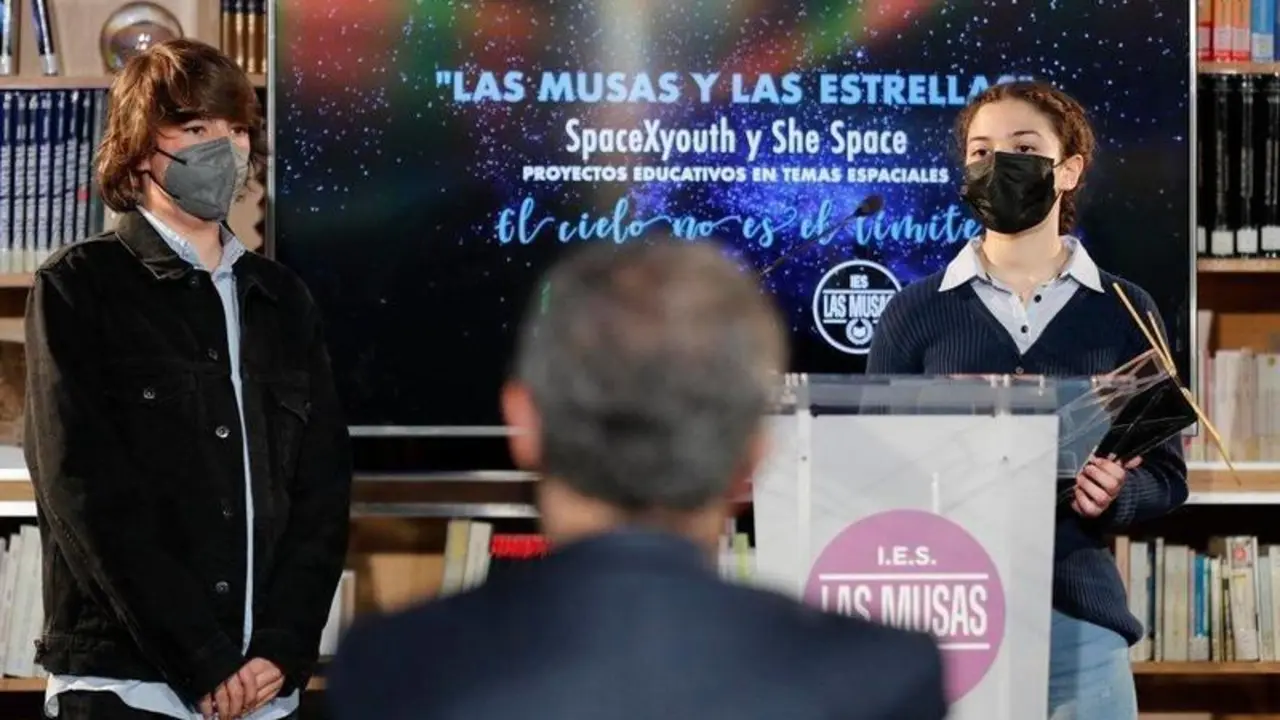  Los alumnos del proyecto del proyecto "Las Musas y las Estrellas" que lanzar&aacute;n un nanosat&eacute;lite al espacio. // Twitter 
