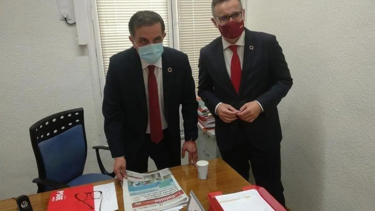  El nuevo alcalde, Jos&eacute; Antonio Serrano, a la izquierda, junto al secretario general del PSRM, Diego Conesa. // EP 