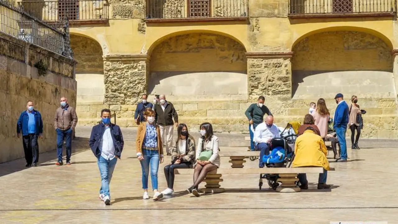  Personas disfrutando de una ma&ntilde;ana en C&oacute;rdoba. / Jos&eacute; Le&oacute;n. 